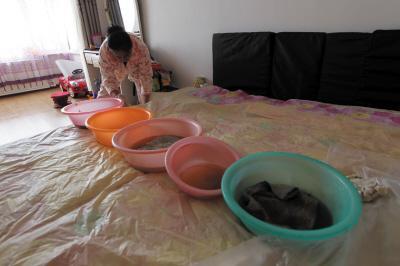 平湖楼上漏水，住户失联，小区没物管，业主维权难！律师来支招……